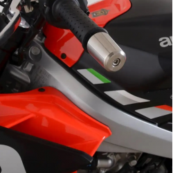 Балансьори за кормило R&G RACING Bar-End Protectors Aprilia Tuono 660 22-24 Балансьори за кормило R&G RACING Bar-End Protectors Aprilia Tuono 660 22-24