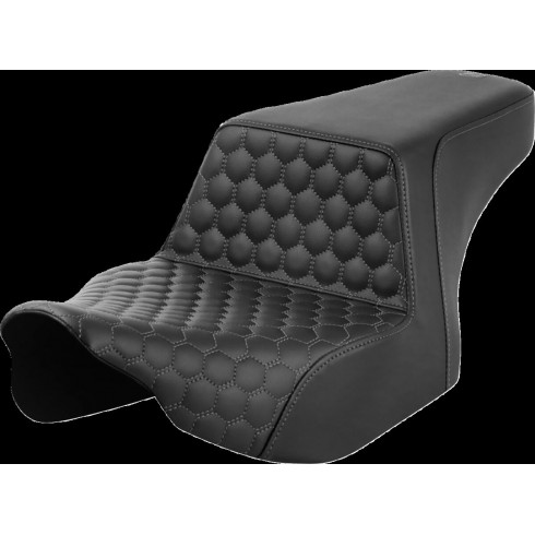 Стъпаловидна седалка - предна honeycomb - сиви шевове SADDLEMEN 823-07-17702 Стъпаловидна седалка - предна honeycomb - сиви шевове SADDLEMEN 823-07-17702