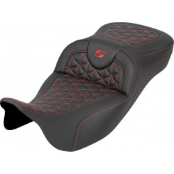 Седалка RoadSofa Tri Gripper - удължен обхват - червен шев - без облегалка SADDLEMEN 808-07B-21104 Седалка RoadSofa Tri Gripper - удължен обхват - червен шев - без облегалка SADDLEMEN 808-07B-21104
