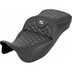 Седалка RoadSofa Tri Gripper - удължен обхват - бял шев - без облегалка SADDLEMEN 808-07B-21106 Седалка RoadSofa Tri Gripper - удължен обхват - бял шев - без облегалка SADDLEMEN 808-07B-21106