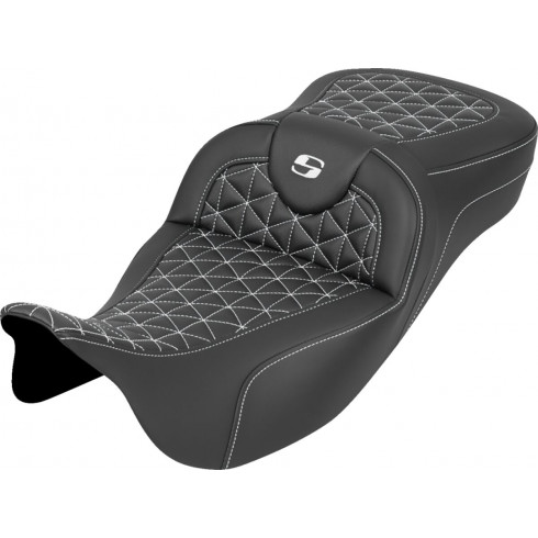 Седалка RoadSofa Tri Gripper - удължен обхват - бял шев - без облегалка SADDLEMEN 808-07B-21106 Седалка RoadSofa Tri Gripper - удължен обхват - бял шев - без облегалка SADDLEMEN 808-07B-21106