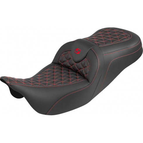 Седалка RoadSofa Tri Gripper - стандартен обхват - червен шев - без облегалка SADDLEMEN 808-07B-21004 Седалка RoadSofa Tri Gripper - стандартен обхват - червен шев - без облегалка SADDLEMEN 808-07B-21004