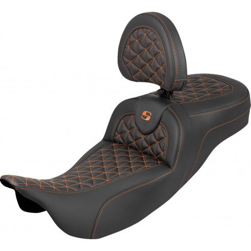 Седалка RoadSofa Tri Gripper - стандартен обхват - оранжев шев - с облегалка SADDLEMEN 808-07B-211B3 Седалка RoadSofa Tri Gripper - стандартен обхват - оранжев шев - с облегалка SADDLEMEN 808-07B-211B3
