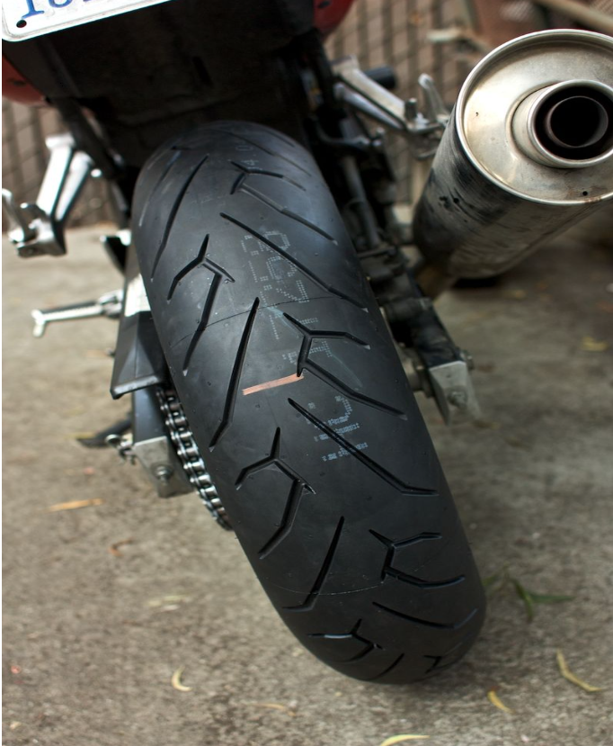Видове износване на мото гумите за писта