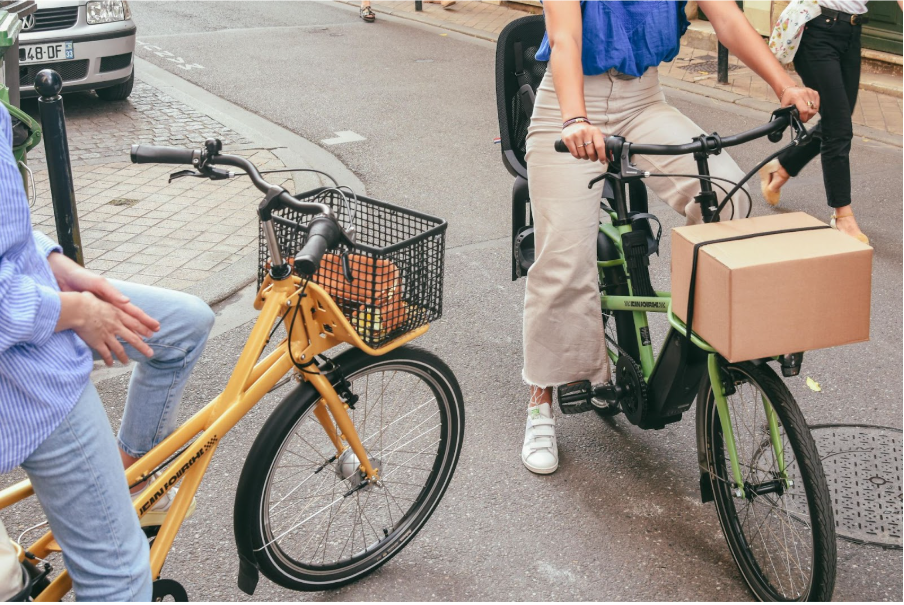 два велосипеда с различни модели кошници за багаж