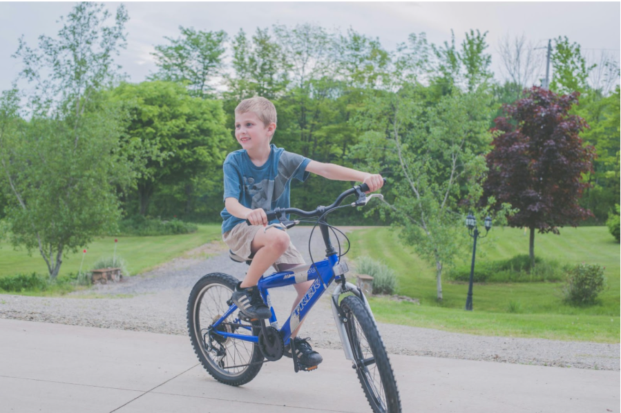 дете на детски велосипед