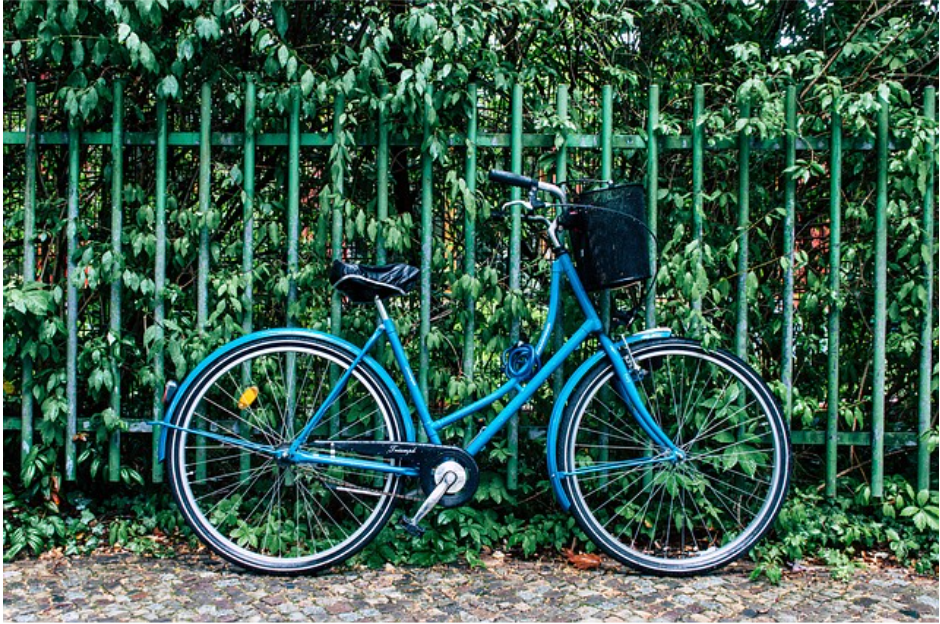 Велосипед подпрян на ограда