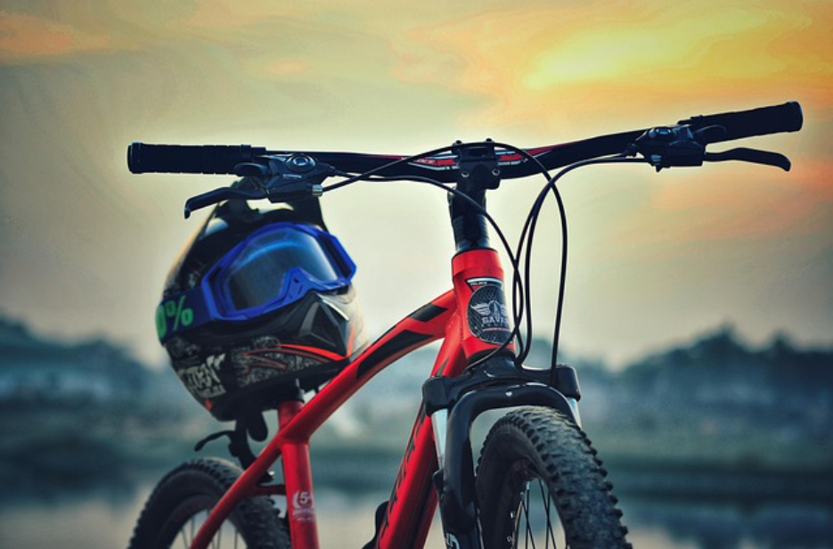 Планински велосипед на залез. 