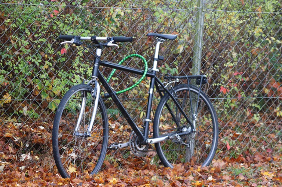 Велосипед, заключен за ограда