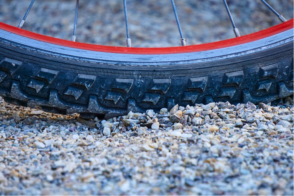 Велосипедна гума на чакъл