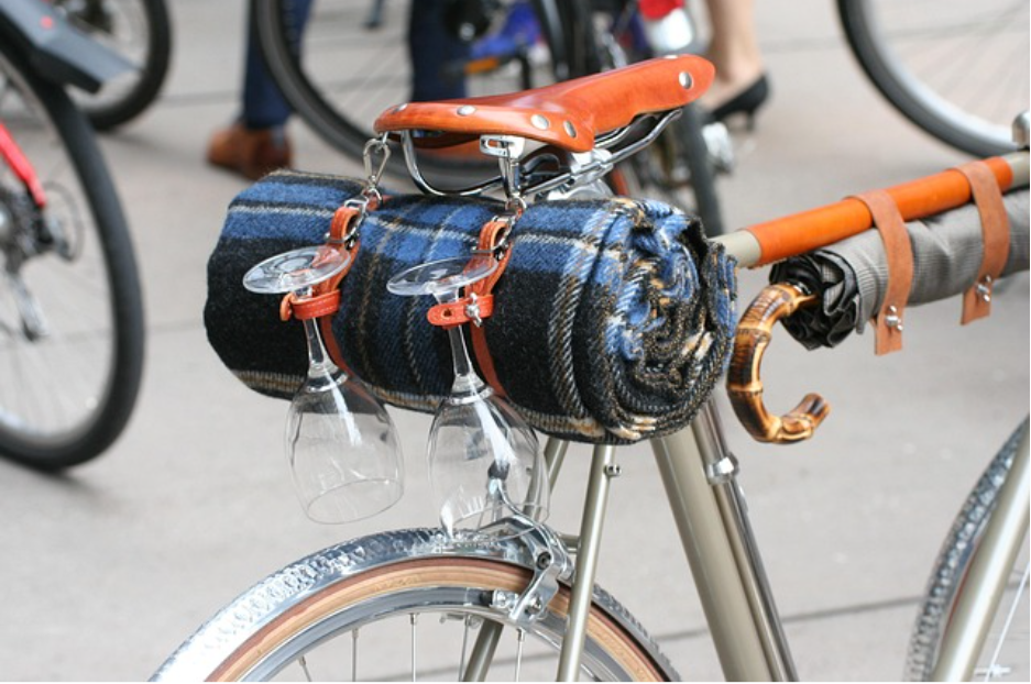 Велосипед с пикник одеало