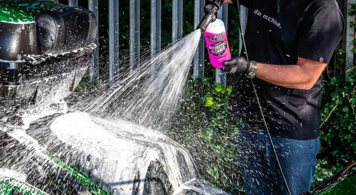 Water jet complete with Muc-Off 20212 motorcycle cleaners