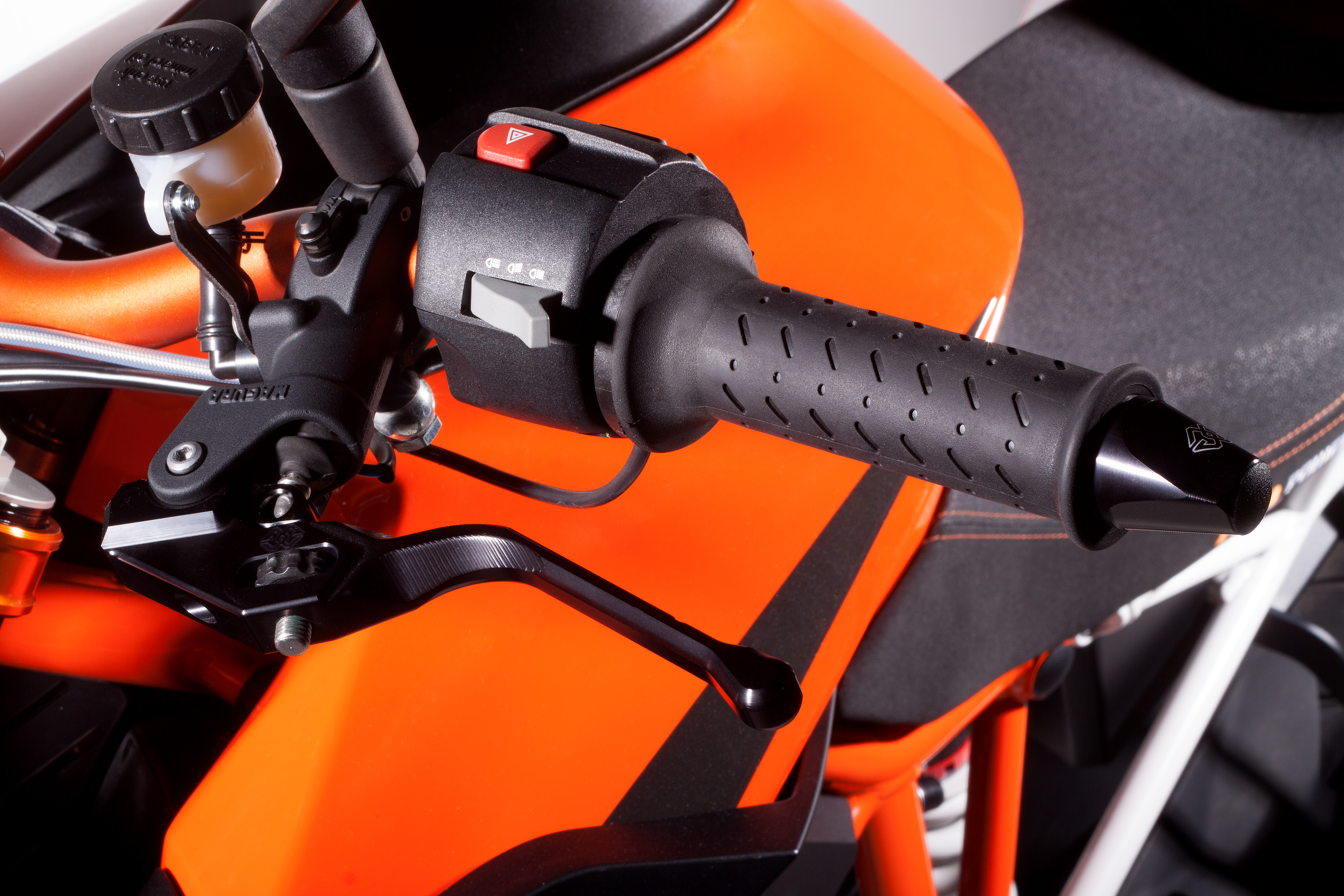 ЛОСТ ЗА СЪЕДИНИТЕЛ GILLES Factor-X Lever Aprilia RSV4/TUONO / Yamaha MT09Tracer/R1 — снимка 2
