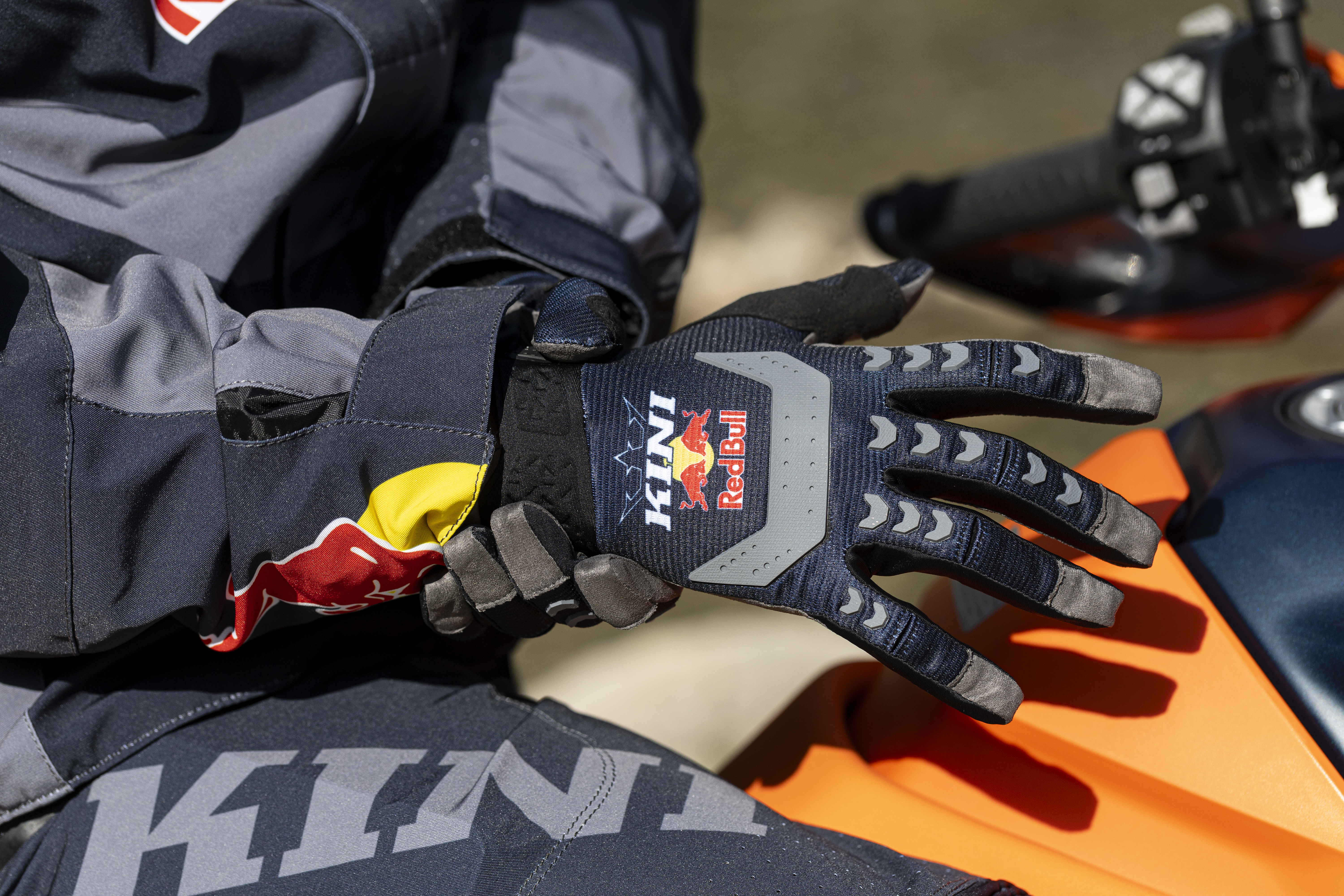 Мотокрос ръкавици KINI RED BULL MXC 1.0-ANTHRACITE_4