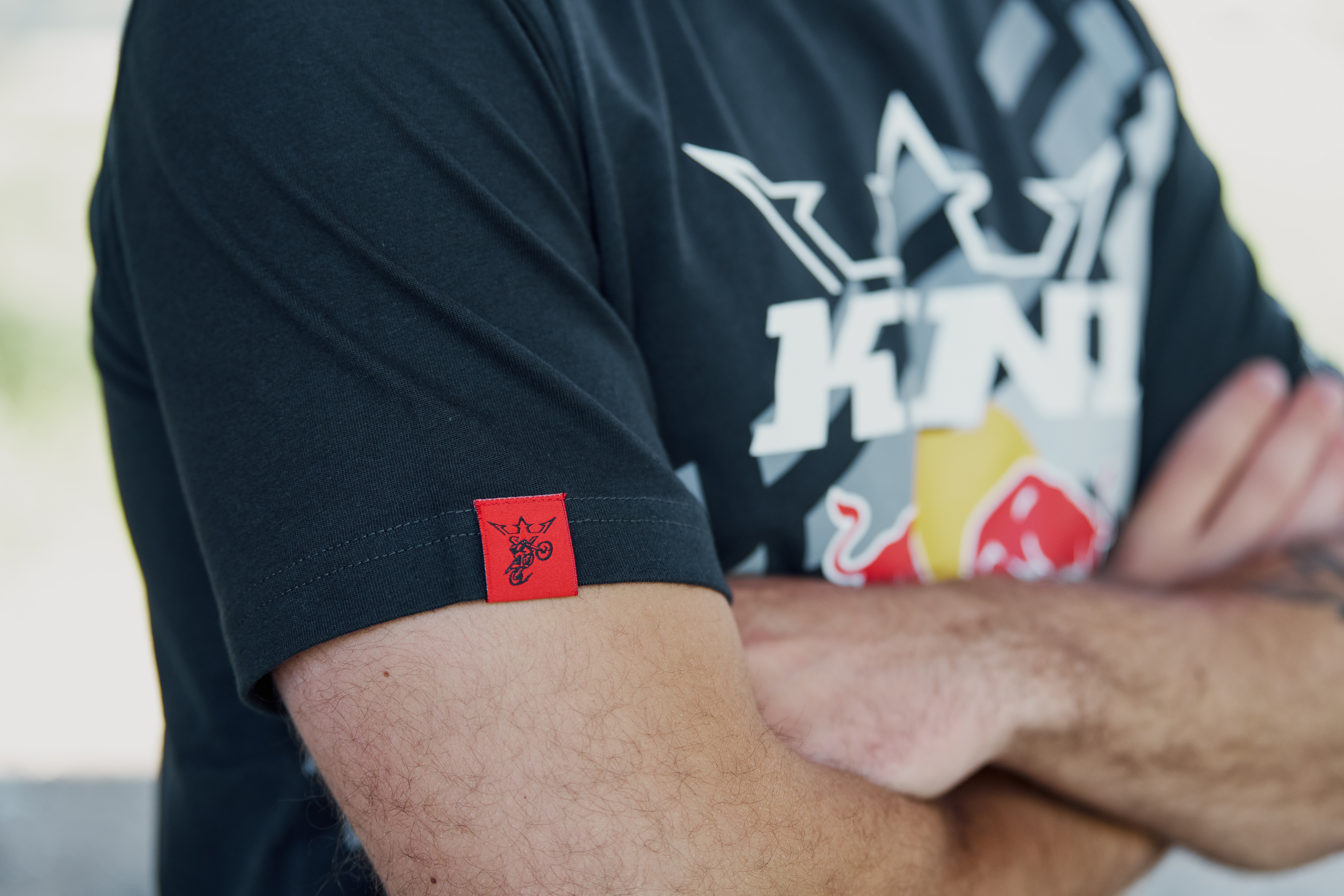 Тениска KINI RED BULL ST TEE 1.0-ANTHRACITE — снимка 3