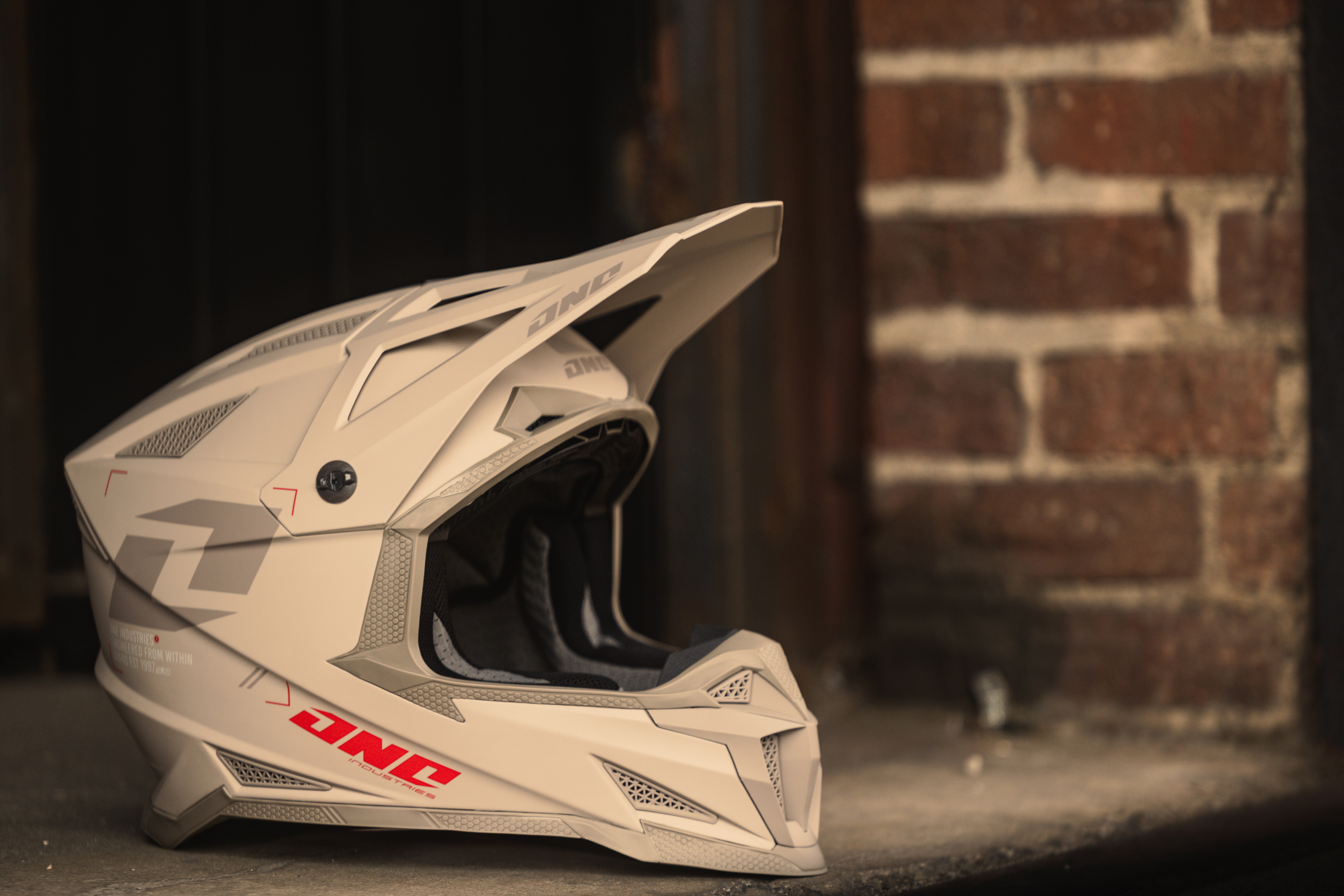 Мотокрос каска ONE INDUSTRIES X-297 FOCUS STONE/GRAY — снимка 2