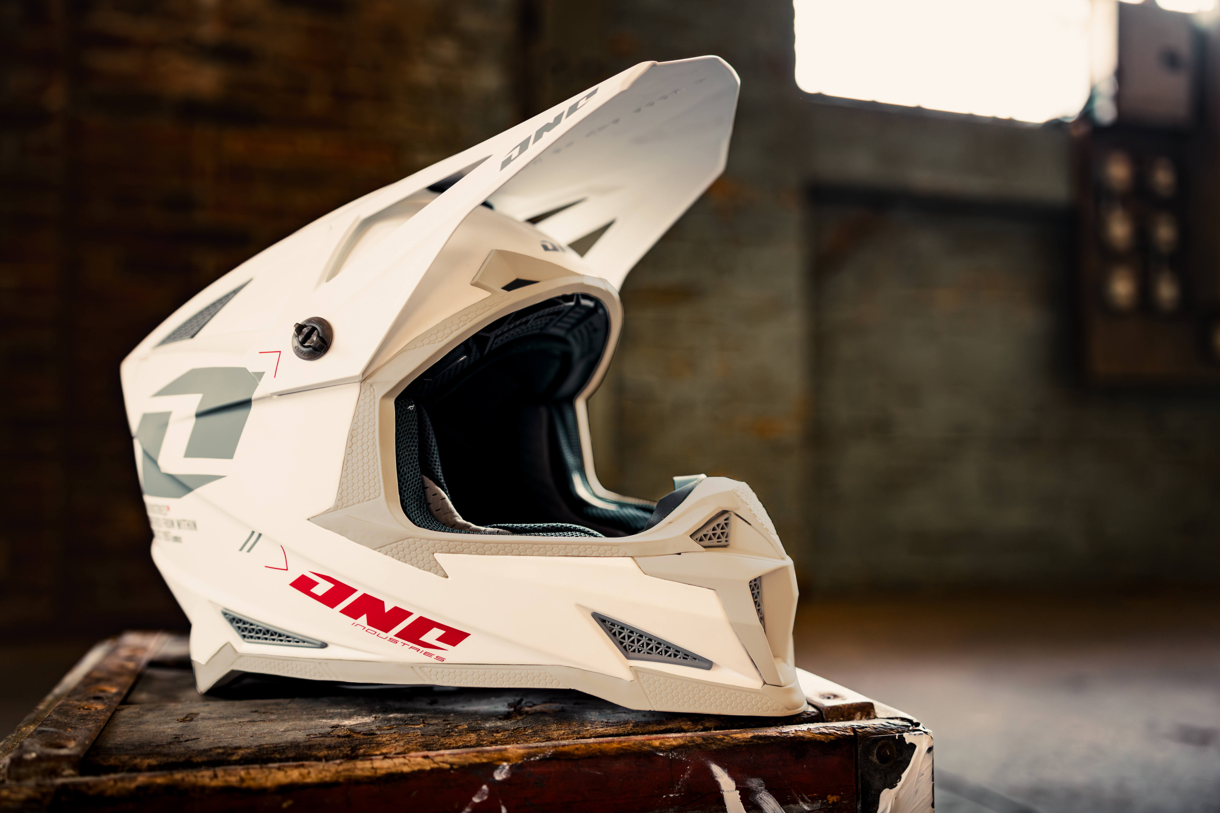 Мотокрос каска ONE INDUSTRIES X-297 FOCUS WHITE/GRAY — снимка 3