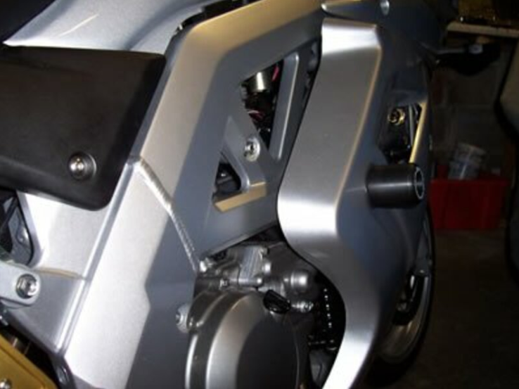 Краш тапи R&G RACING Classic Crash Protectors (swingarm pivot mount) Black Suzuki SV650 Full Faired 03-12 — снимка 5
