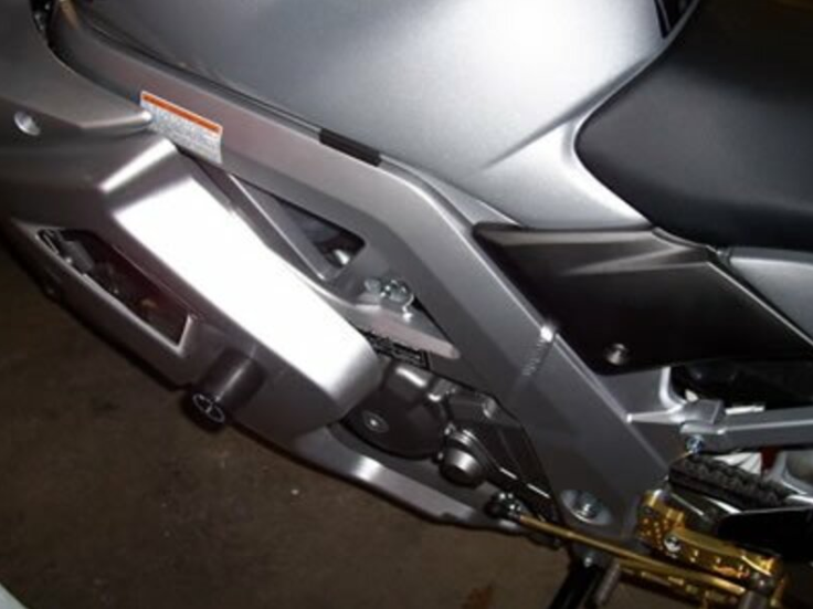 Краш тапи R&G RACING Classic Crash Protectors (swingarm pivot mount) Black Suzuki SV650 Full Faired 03-12 — снимка 4