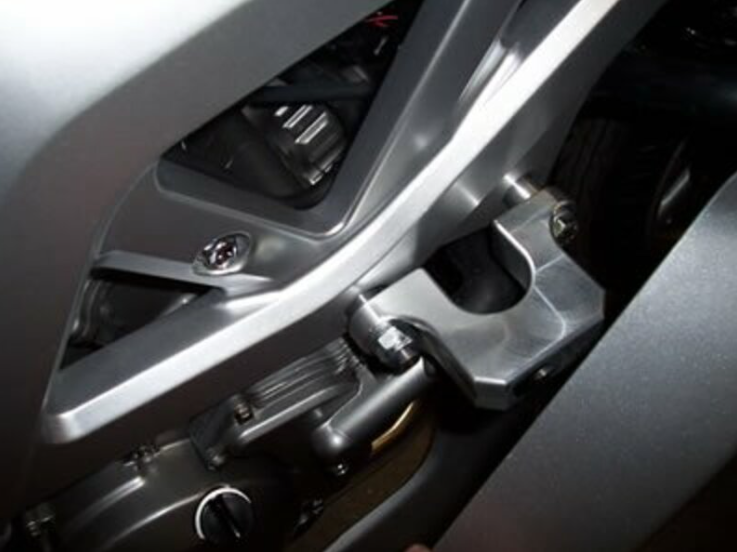 Краш тапи R&G RACING Classic Crash Protectors (swingarm pivot mount) Black Suzuki SV650 Full Faired 03-12 — снимка 2