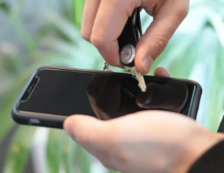 QUAD LOCK Screen Protector - iPhone 16 Pro Max_2
