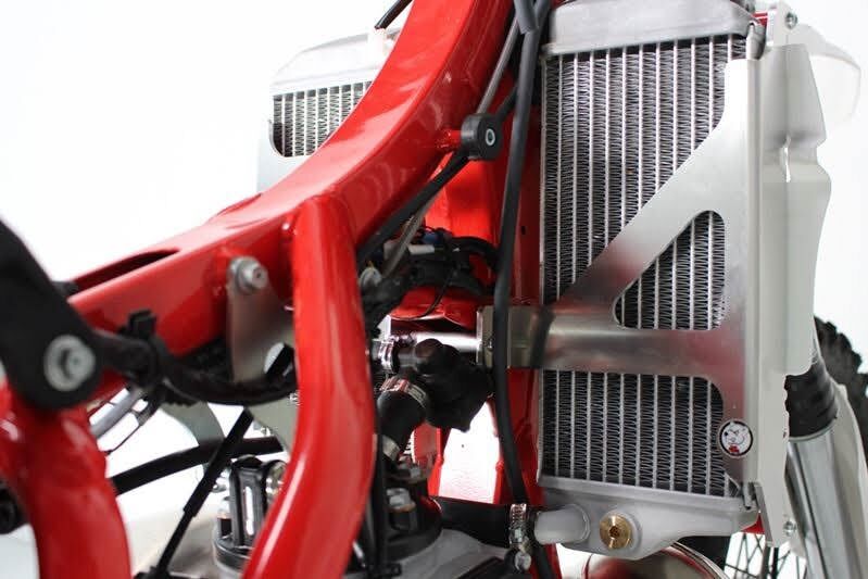 Предпазители за радиатор AXP RACING RR125-300 20-23 RD AX1552 — снимка 4